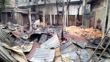 মধ্যরাতে বালুচরে আগুনে পুড়ল বসতবাড়ি ও ব্যবসা প্রতিষ্ঠান