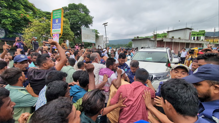 সিলেটে দুই উপদেষ্টার গাড়ি আটকে বিক্ষোভ, ১৫৯ জনের বিরুদ্ধে মামলা