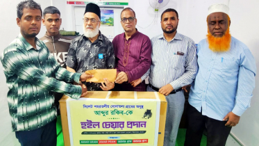 আমার গ্রাম আমার প্রাণের উদ্যোগে দৃষ্টি প্রতিবন্ধী রকিবকে হুইলচেয়ার প্রদান