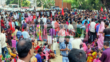 সিলেটে বকেয়া বেতনের দাবিতে সড়ক অবরোধ করে রেখেছে চা-শ্রমিকরা