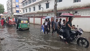 প্রবল বৃষ্টিতে সিলেট শহরে হাঁটুপানি