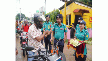 হেলমেট পরিহিতদের এসএমপি  কমিশনারের ফুলেল শুভেচ্ছা