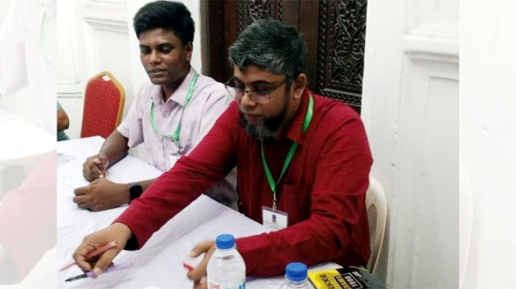 পূরণ করা ব্যালট দেওয়া সেই পোলিং অফিসার প্রত্যাহার