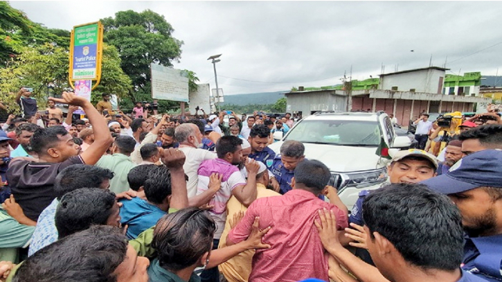 জাফলংয়ে দুই উপদেষ্টার গাড়ীবহর আটকে বিক্ষোভ, ছাত্রদল ও যুবদলের চার নেতা কারাগারে